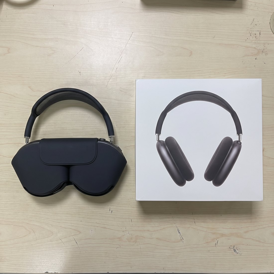 Apple AirPods Max in Space Grey with Smart Case and retail box
